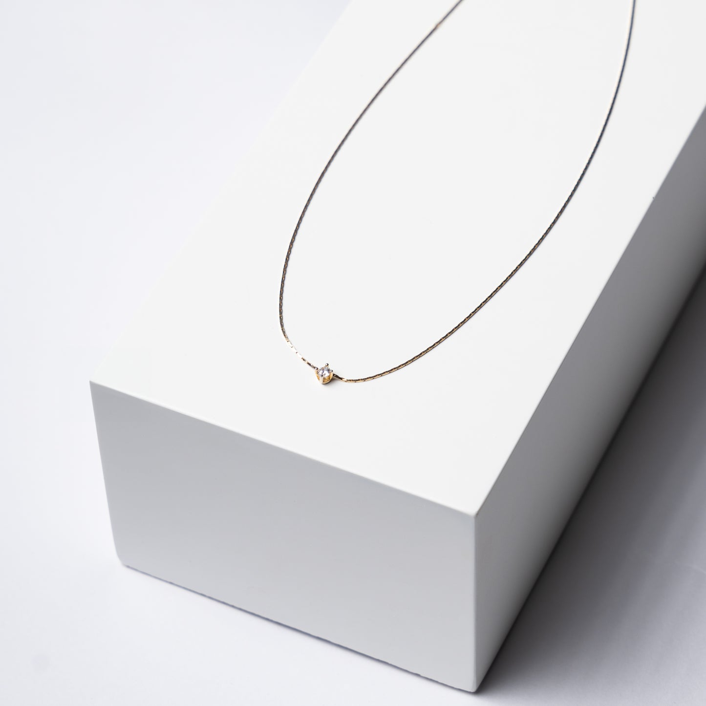 Collana punto luce sottile