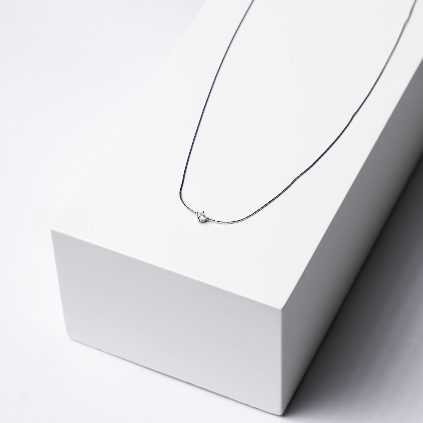 Collana punto luce sottile